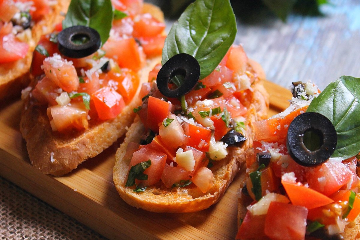 A serving of classic tomato bruschetta