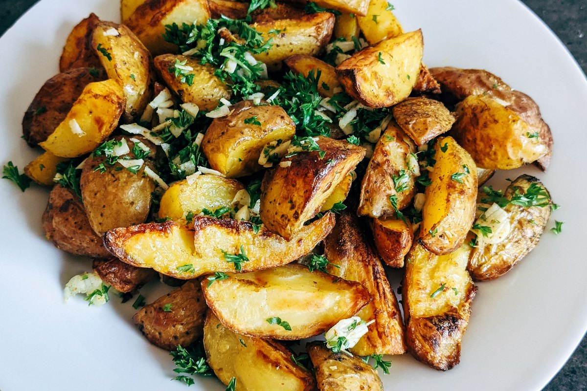 Garlic Parmesan Roasted Potatoes ready to serve